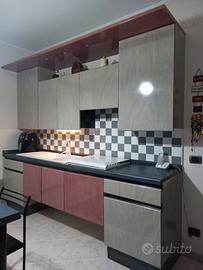 Cucina componibile senza frigo ne forno.