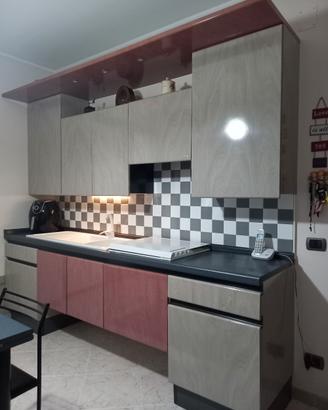  Cucina componibile senza frigo ne forno.