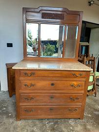 Cassettiera in legno con specchio