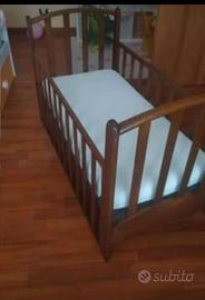 Lettino in legno con sponde