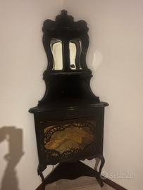 Angoliera in legno con vetrina