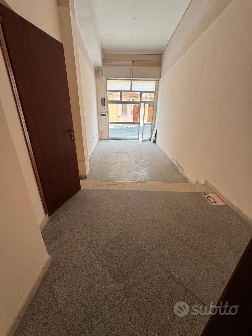 Avola Via Napoli: Locale C/1 125 mq 3 Ingressi - Vista 2