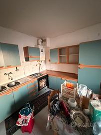 Cucina ad angolo completa con colonna frigo