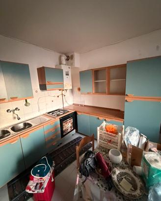 Cucina ad angolo completa con colonna frigo