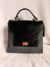 Borsa a mano nera in pelle e tracolla