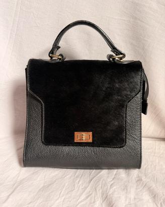 Borsa a mano nera in pelle e tracolla