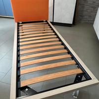 Letto singolo con doghe in legno e testata imbotti