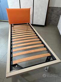 Letto singolo con doghe in legno e testata imbotti