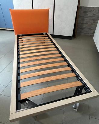 Letto singolo con doghe in legno e testata imbotti
