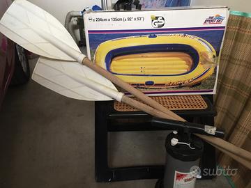 Canotto con remi e gonfiatore e accessori per mare