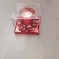 Porta candela di colore rosso.