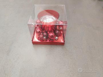 Porta candela di colore rosso.