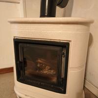 Stufa a legna Piazzetta bianco panna e tubo ghisa