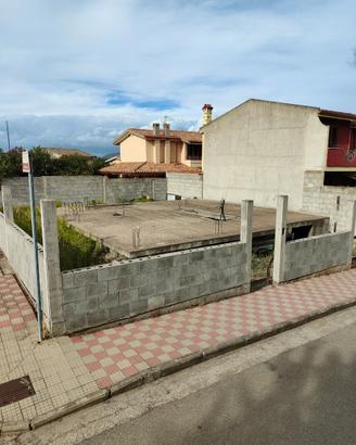 Terreno con seminterrato gia' edificato