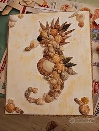 cavalluccio marino fatto di conchiglie 