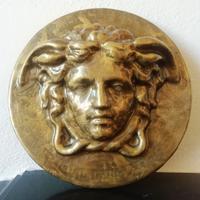 Dalla Grecia antica, la Gorgone Medusa, scultura