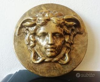 Dalla Grecia antica, la Gorgone Medusa, scultura