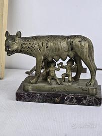scultura Lupa Capitolina vintage su base in marmo