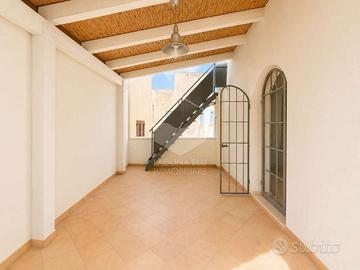 Intero stabile con terrazza e garage in centro