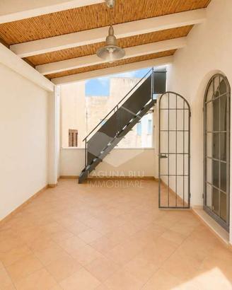 Intero stabile con terrazza e garage in centro