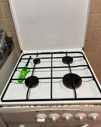 Cucina a gas 4 fornelli con forno