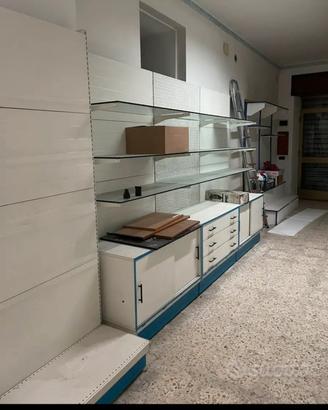 scaffalatura e bancone