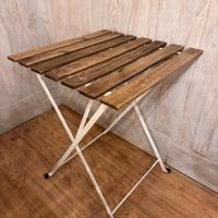 Sedie e tavolo in legno e ferro bianco