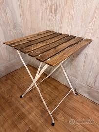 Sedie e tavolo in legno e ferro bianco