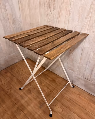 Sedie e tavolo in legno e ferro bianco