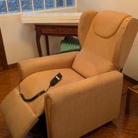 Poltrona alza persone reclinabile per anziani 