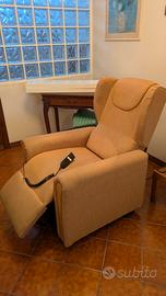 Poltrona alza persone reclinabile per anziani 