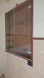 Vetrina pensile in legno e vetro