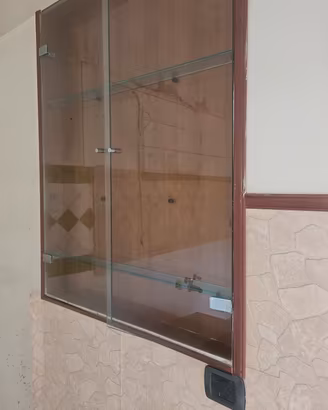 Vetrina pensile in legno e vetro