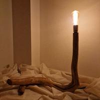 Lampada da letto in legno massello naturale 