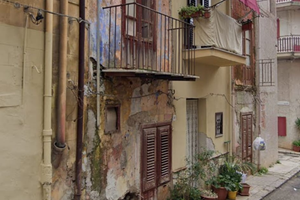 Piccola palazzina totalmente da ristrutture