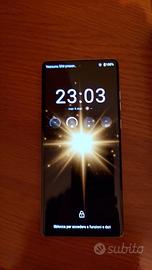 Cellulare Motorola Edge 50 Fusion con casco e gara