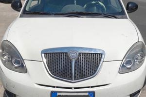 Si vende Lancia y ecochic GPL 1.400