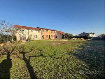 Rustico con 5.000 mq di terreno privato