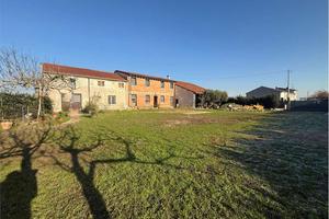 Rustico con 5.000 mq di terreno privato