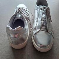 Sneakers argentate di Ellie Goulding