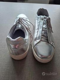 Sneakers argentate di Ellie Goulding