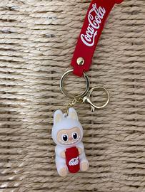 Portachiavi Simil Labubu Cocacola
