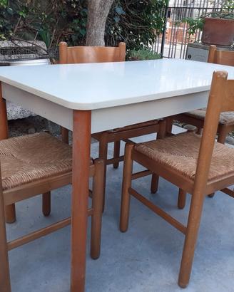 tavolo da cucina con sedie