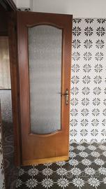 Porta in legno con vetro