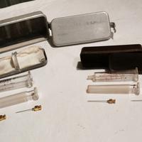 Cimeli storici, vecchie siringhe in vetro + aghi