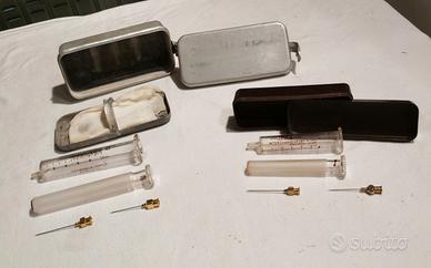 Cimeli storici, vecchie siringhe in vetro + aghi