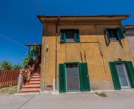 Casa bifamiliare ben tenuta con giardino