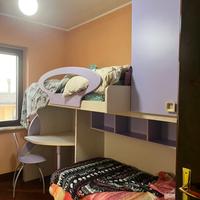 Cameretta due letti con scala a cassettoni