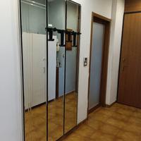 porta scorrevole e specchio appendiabiti 