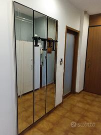 porta scorrevole e specchio appendiabiti 